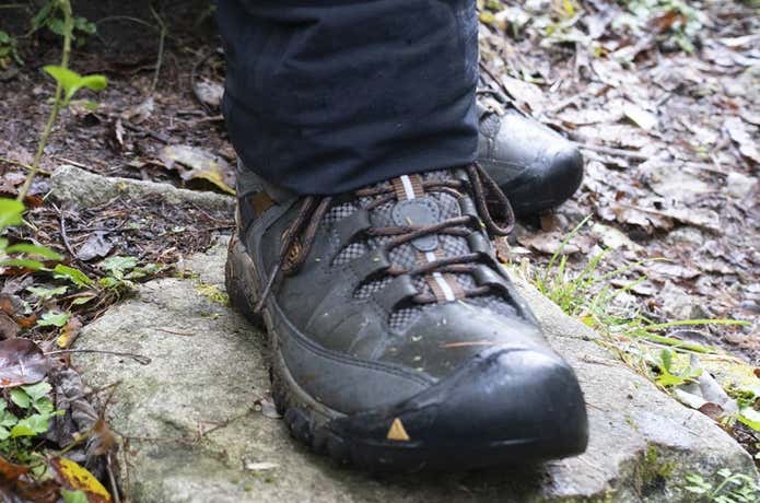 KEENのトレッキングシューズをフィールドで履いている様子